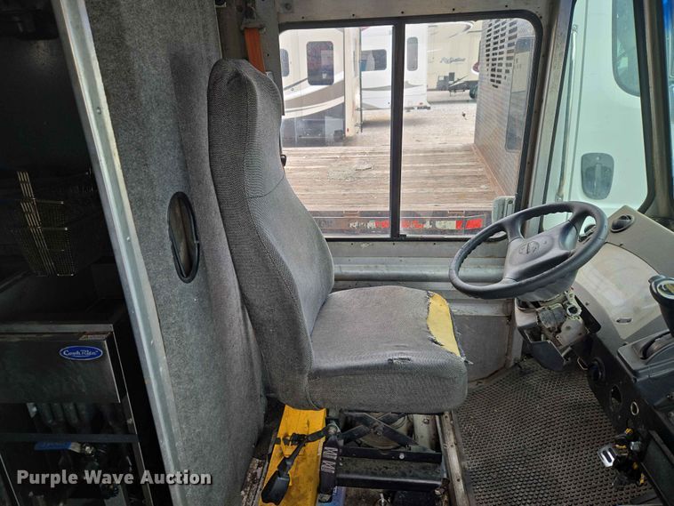 image for item YA3545 2006 Workhorse W42 food truck