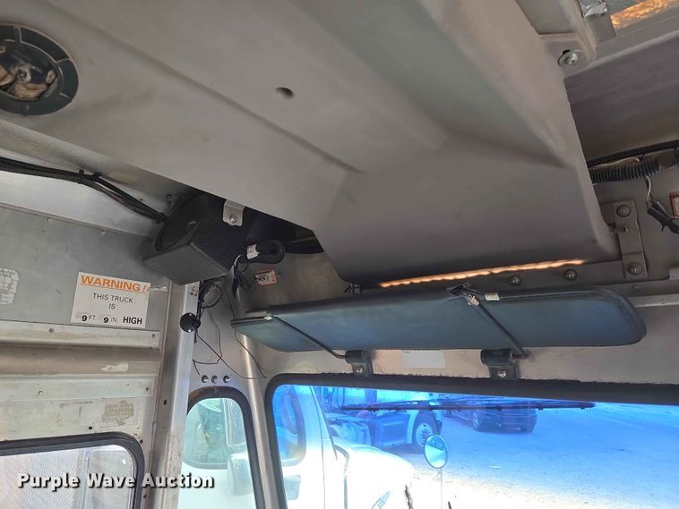 image for item YA3545 2006 Workhorse W42 food truck