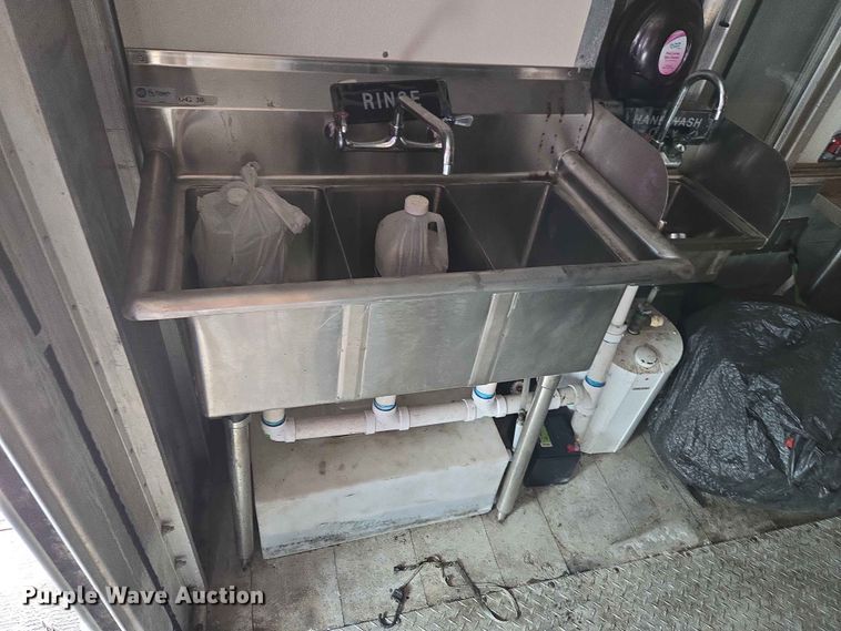 image for item YA3545 2006 Workhorse W42 food truck