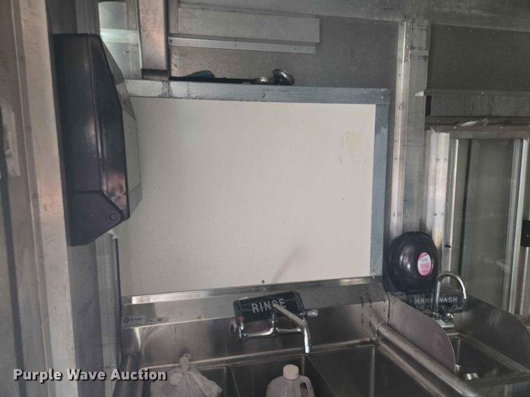 image for item YA3545 2006 Workhorse W42 food truck