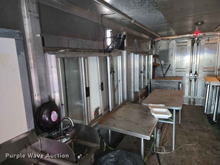 image for item YA3545 2006 Workhorse W42 food truck