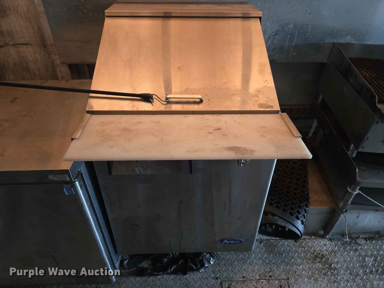 image for item YA3545 2006 Workhorse W42 food truck