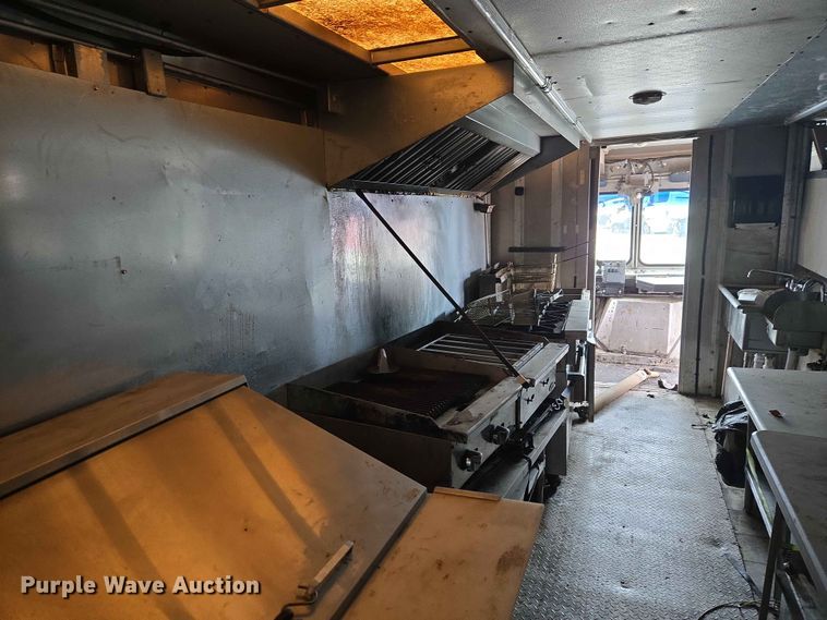 image for item YA3545 2006 Workhorse W42 food truck