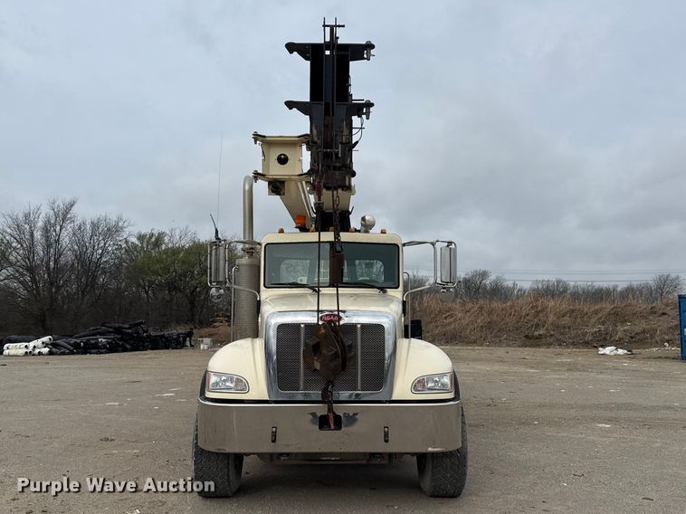 image for item DO8467 2006 Peterbilt 335 crane truck