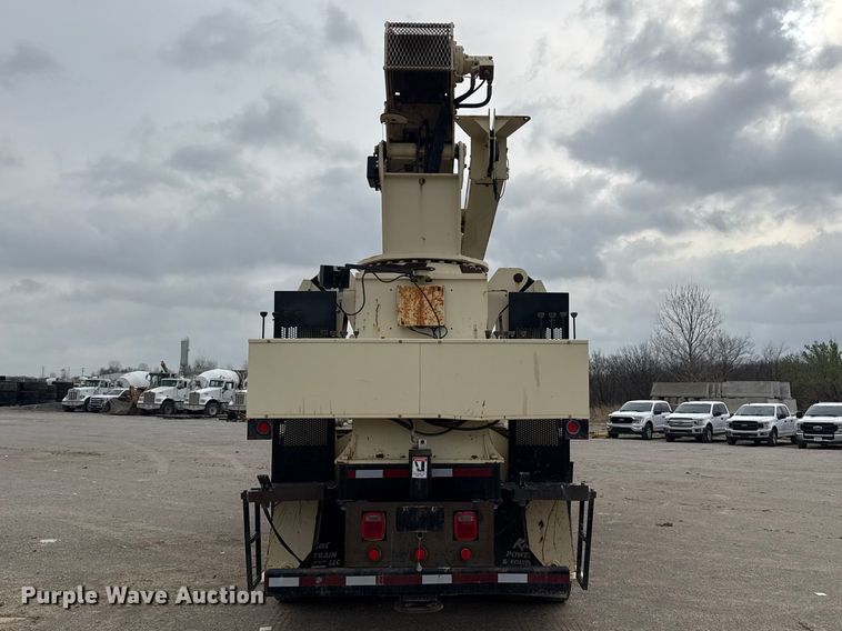 image for item DO8467 2006 Peterbilt 335 crane truck
