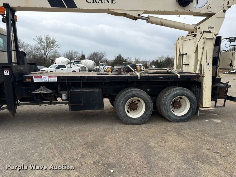 image for item DO8467 2006 Peterbilt 335 crane truck