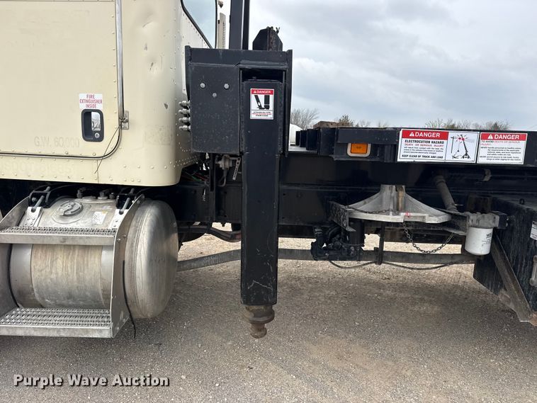 image for item DO8467 2006 Peterbilt 335 crane truck