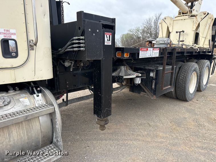 image for item DO8467 2006 Peterbilt 335 crane truck