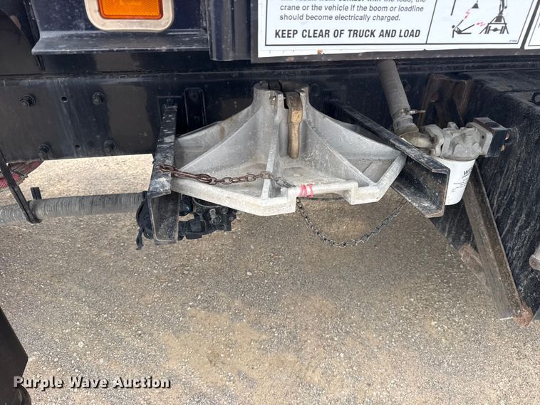 image for item DO8467 2006 Peterbilt 335 crane truck