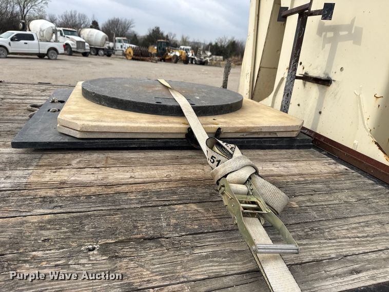 image for item DO8467 2006 Peterbilt 335 crane truck