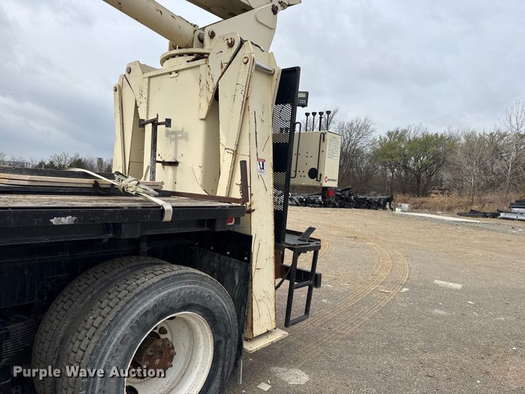 image for item DO8467 2006 Peterbilt 335 crane truck