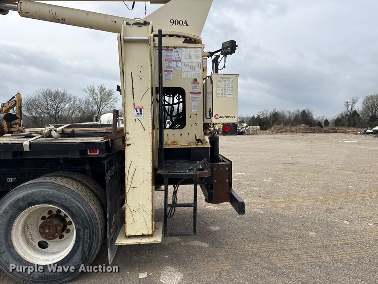 image for item DO8467 2006 Peterbilt 335 crane truck