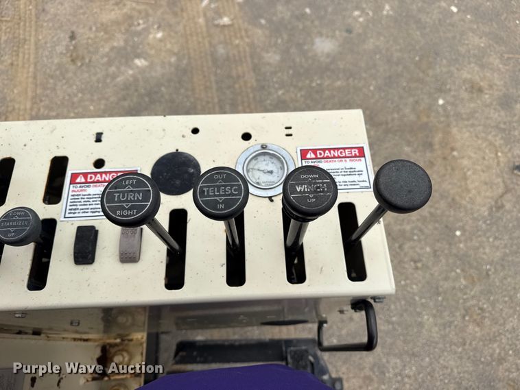image for item DO8467 2006 Peterbilt 335 crane truck