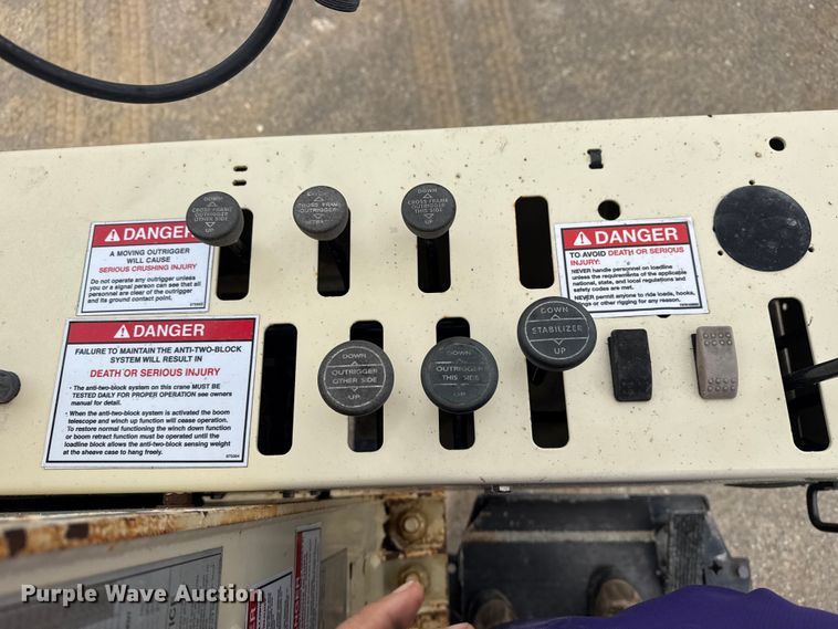 image for item DO8467 2006 Peterbilt 335 crane truck