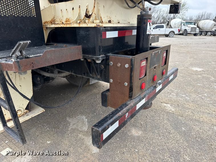 image for item DO8467 2006 Peterbilt 335 crane truck