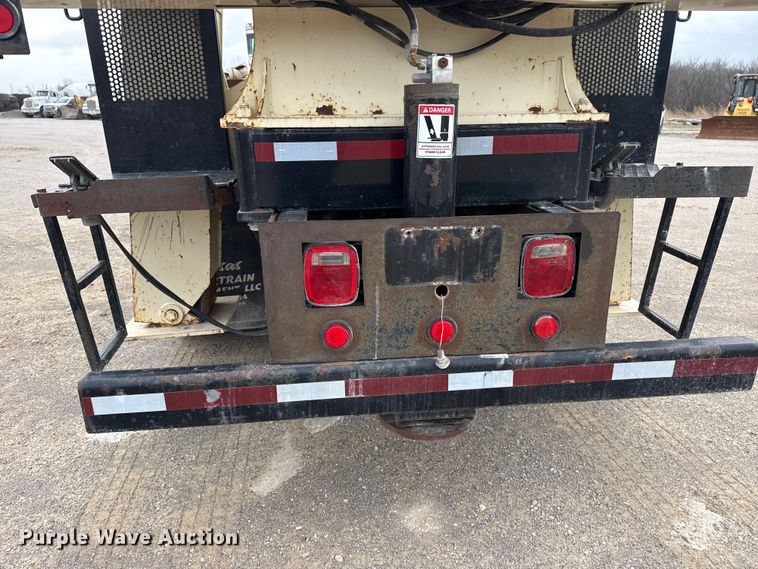 image for item DO8467 2006 Peterbilt 335 crane truck