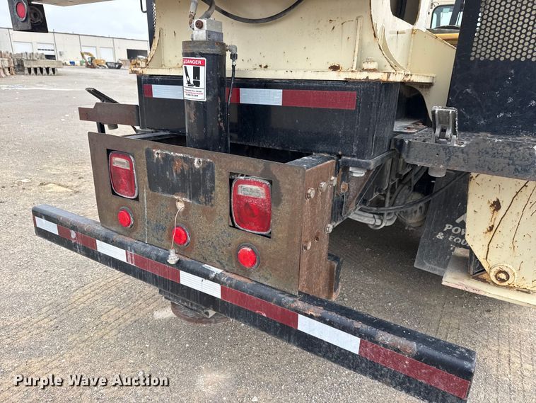 image for item DO8467 2006 Peterbilt 335 crane truck