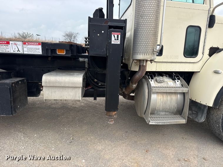 image for item DO8467 2006 Peterbilt 335 crane truck