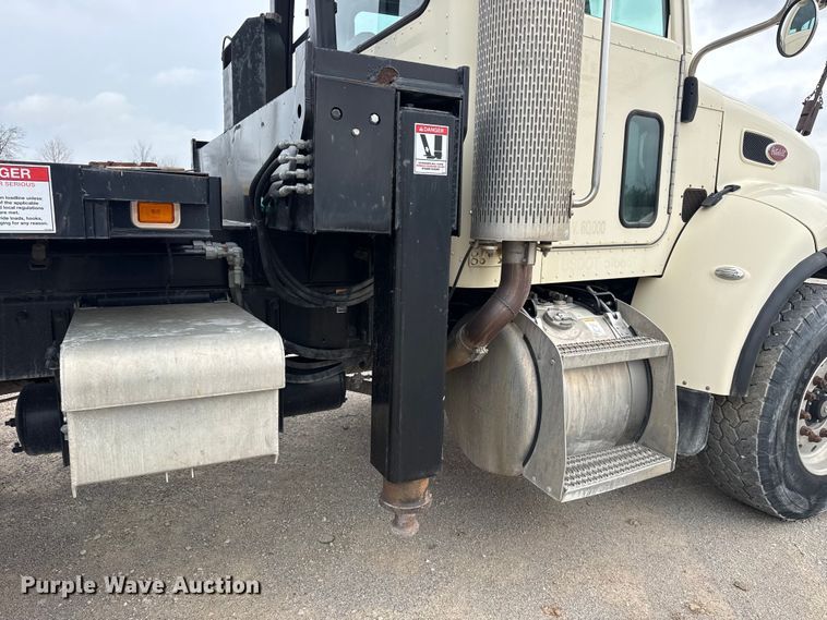 image for item DO8467 2006 Peterbilt 335 crane truck
