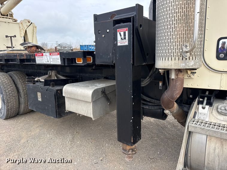 image for item DO8467 2006 Peterbilt 335 crane truck