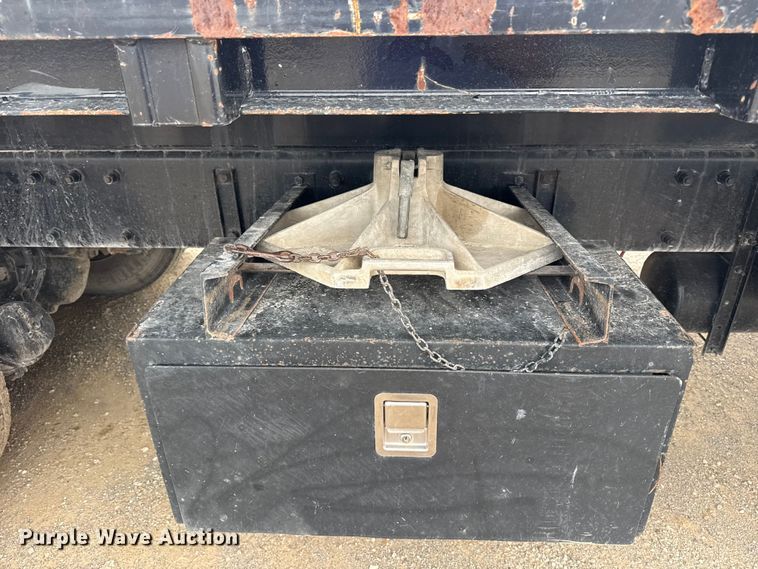 image for item DO8467 2006 Peterbilt 335 crane truck