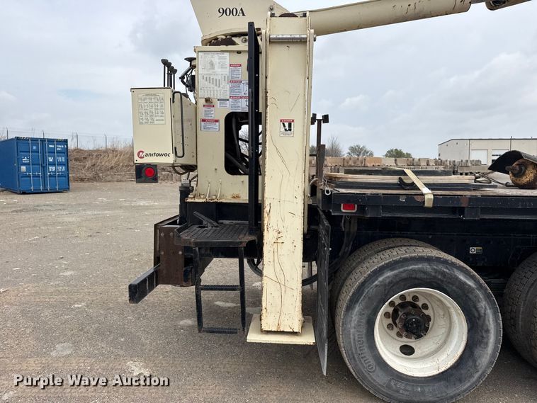 image for item DO8467 2006 Peterbilt 335 crane truck