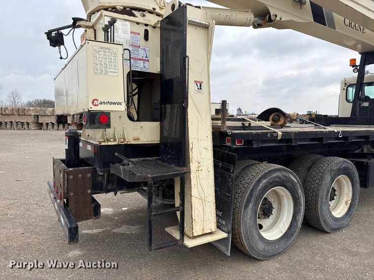 image for item DO8467 2006 Peterbilt 335 crane truck