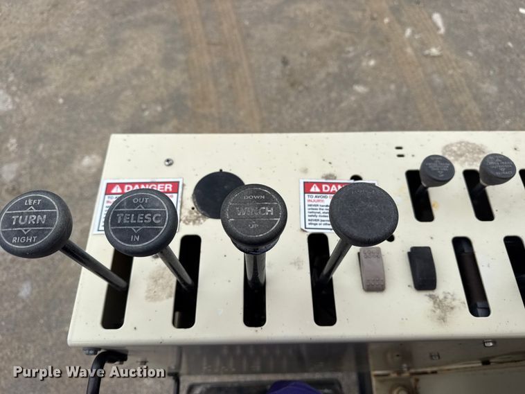 image for item DO8467 2006 Peterbilt 335 crane truck