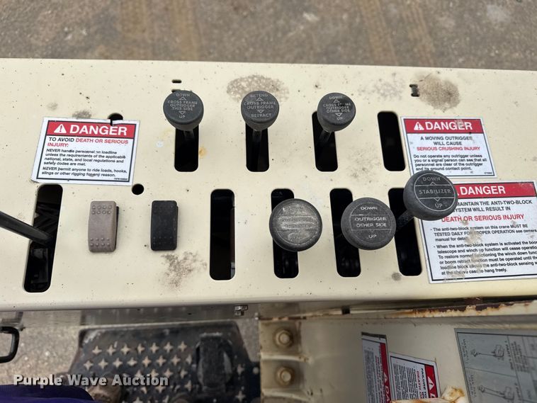 image for item DO8467 2006 Peterbilt 335 crane truck