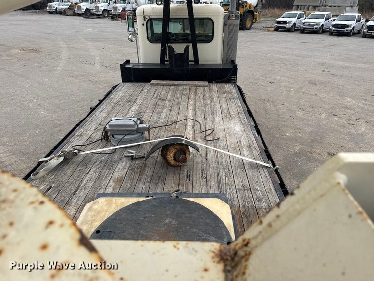 image for item DO8467 2006 Peterbilt 335 crane truck