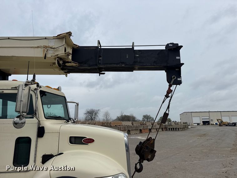 image for item DO8467 2006 Peterbilt 335 crane truck