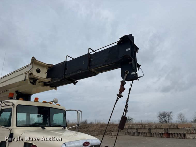 image for item DO8467 2006 Peterbilt 335 crane truck