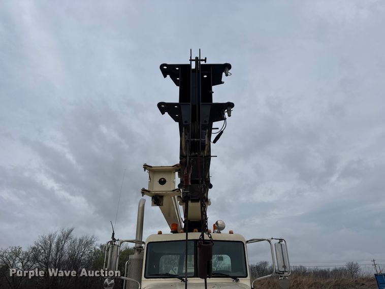 image for item DO8467 2006 Peterbilt 335 crane truck