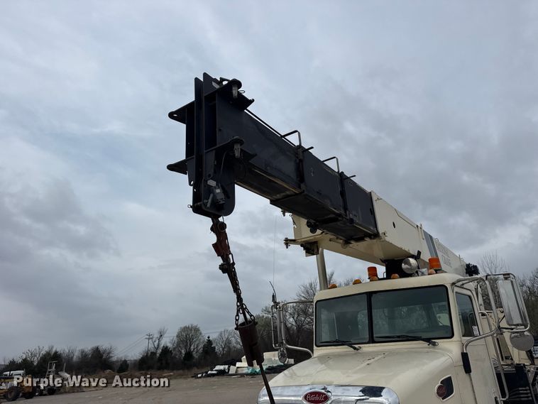 image for item DO8467 2006 Peterbilt 335 crane truck