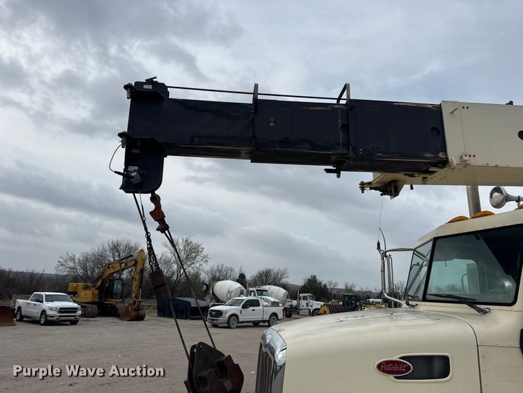 image for item DO8467 2006 Peterbilt 335 crane truck