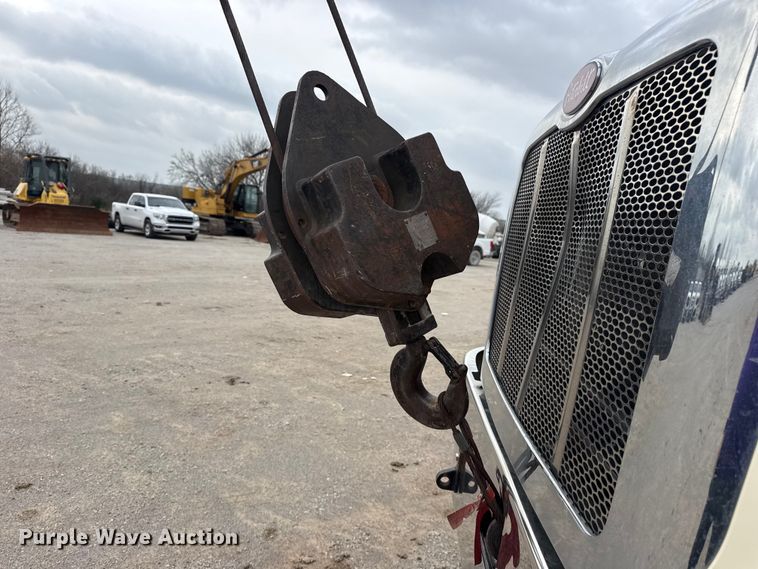 image for item DO8467 2006 Peterbilt 335 crane truck