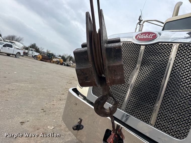image for item DO8467 2006 Peterbilt 335 crane truck