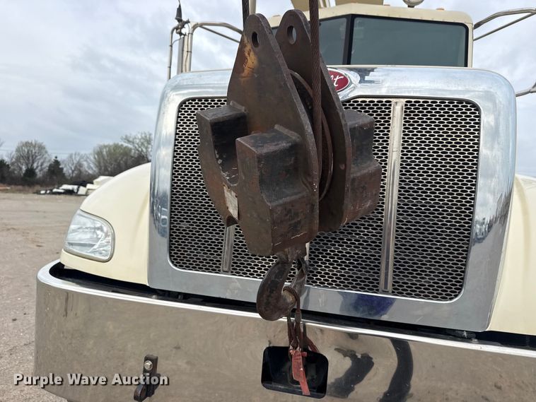 image for item DO8467 2006 Peterbilt 335 crane truck