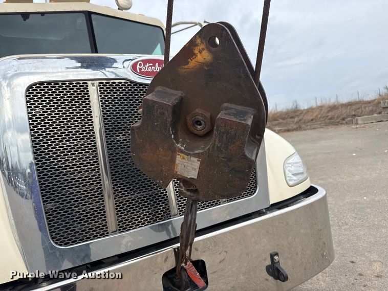 image for item DO8467 2006 Peterbilt 335 crane truck