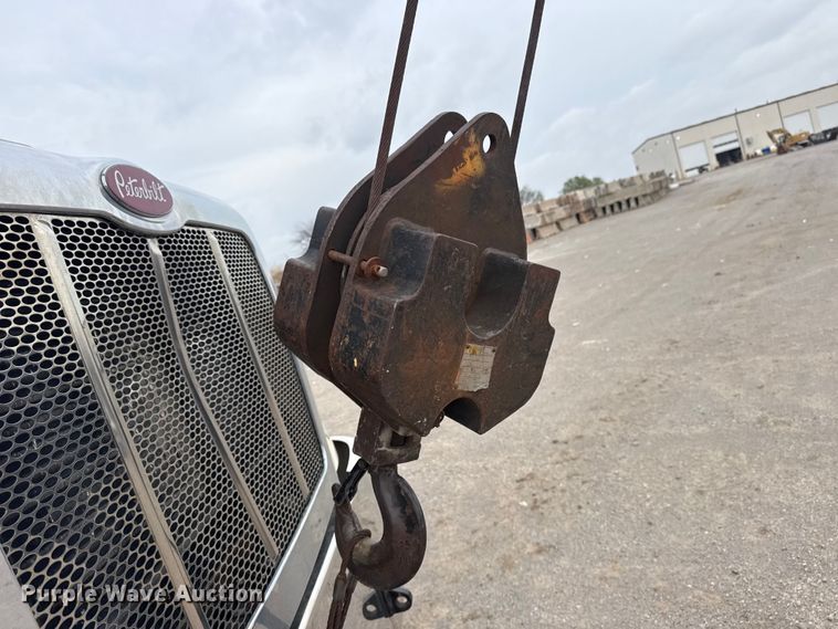 image for item DO8467 2006 Peterbilt 335 crane truck