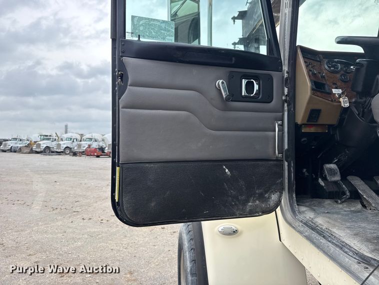 image for item DO8467 2006 Peterbilt 335 crane truck