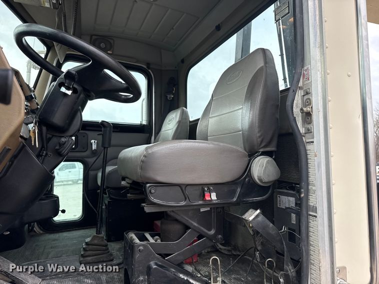 image for item DO8467 2006 Peterbilt 335 crane truck