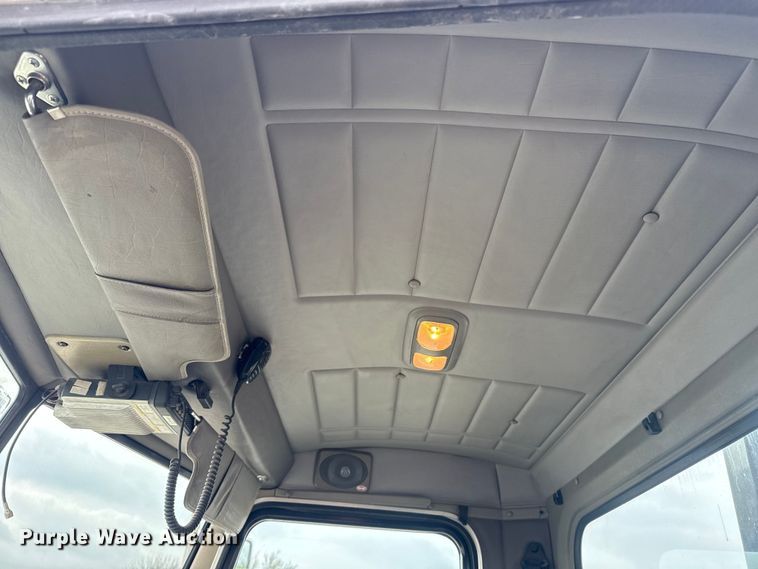 image for item DO8467 2006 Peterbilt 335 crane truck