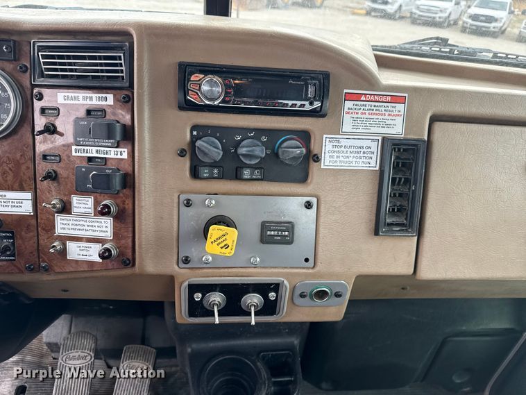 image for item DO8467 2006 Peterbilt 335 crane truck
