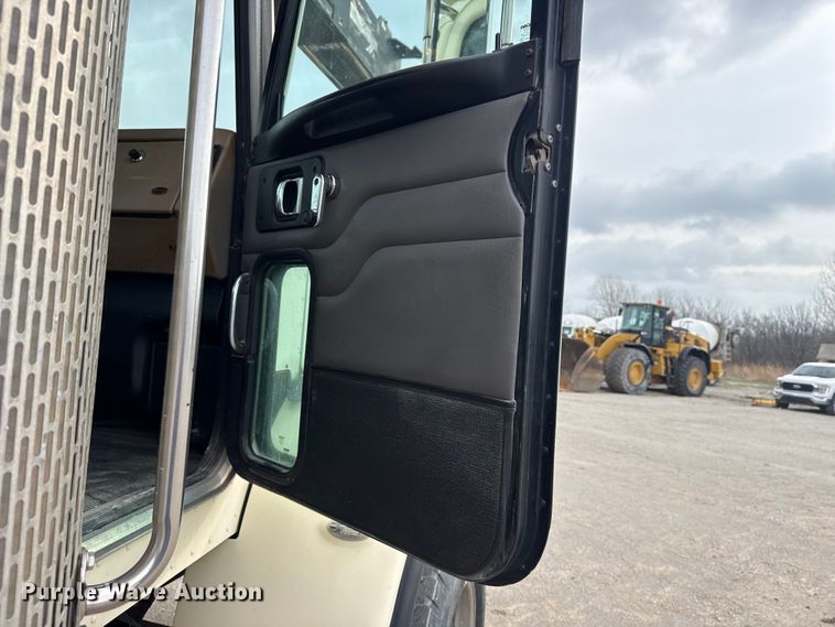image for item DO8467 2006 Peterbilt 335 crane truck
