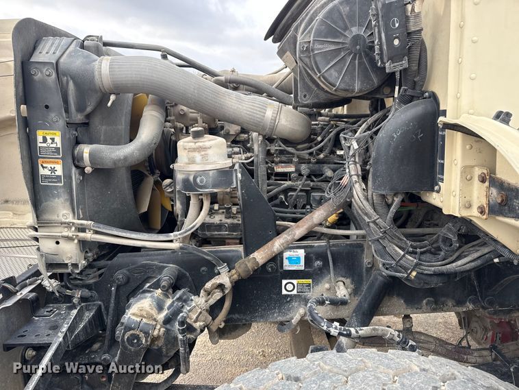 image for item DO8467 2006 Peterbilt 335 crane truck
