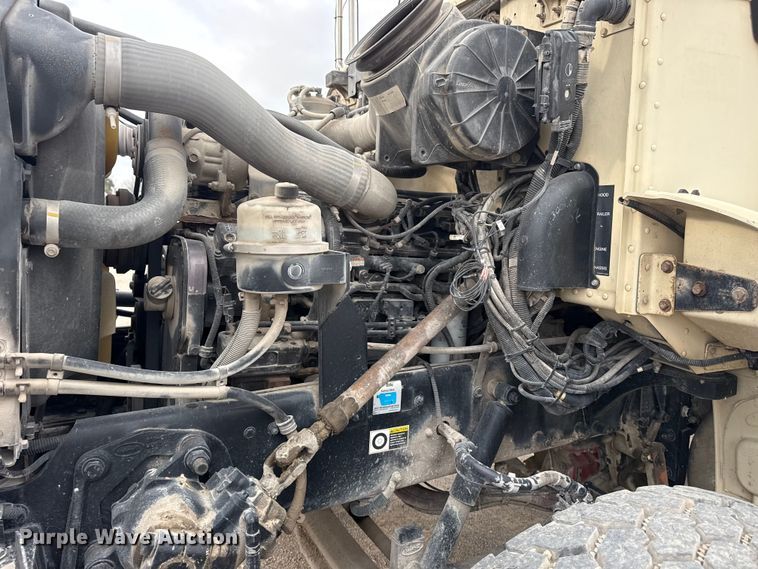 image for item DO8467 2006 Peterbilt 335 crane truck
