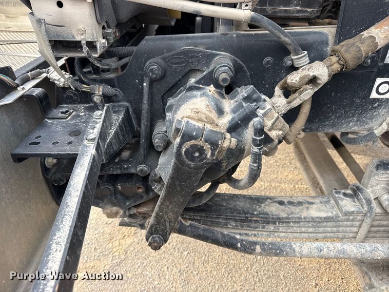 image for item DO8467 2006 Peterbilt 335 crane truck