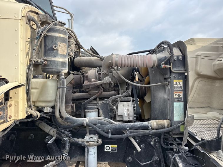 image for item DO8467 2006 Peterbilt 335 crane truck