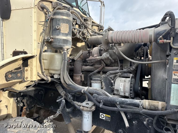 image for item DO8467 2006 Peterbilt 335 crane truck